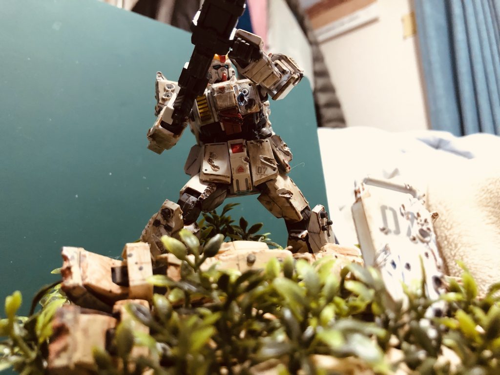 下から。
胴体部分はオリジナル機体を再現のため白色で塗装。