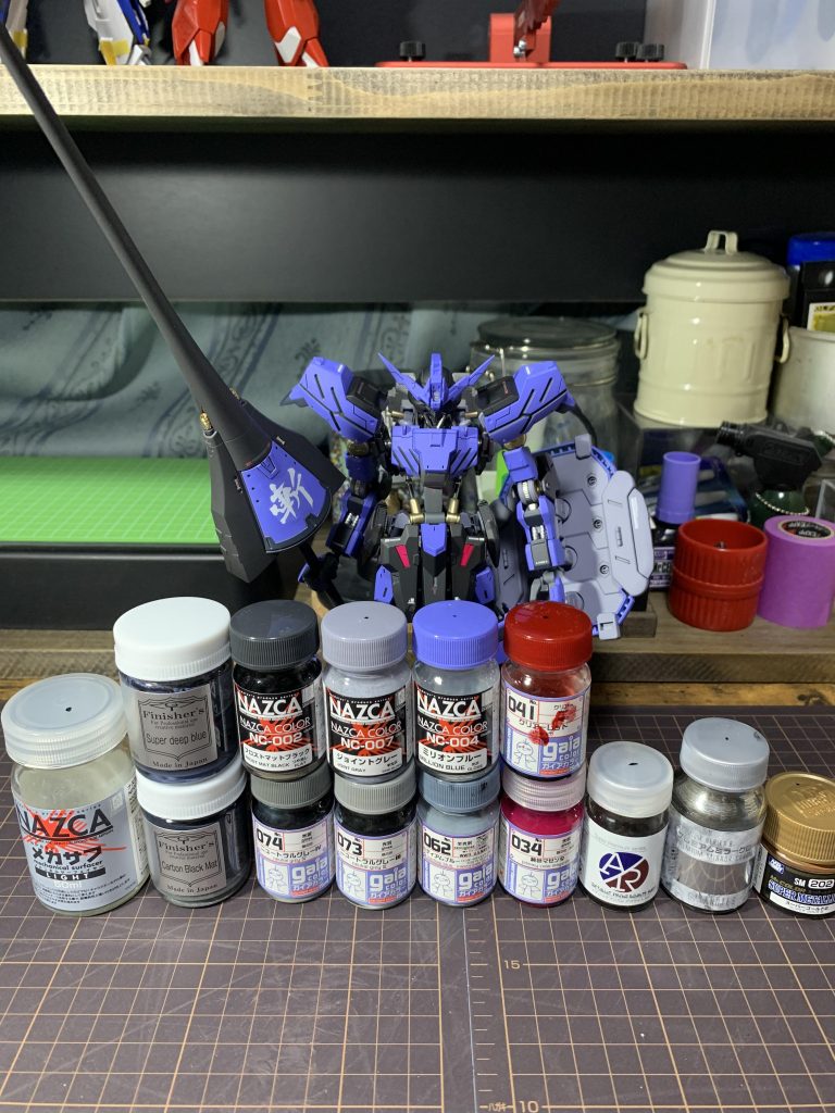 塗料です。

フレームはジョイントグレーをメインに使い一部メカサフライトとミディアムブルーで塗装。
外装はカーボンマットブラックとミリオンブルーをメインにスーパーディープブルーやグレーⅢ.Ⅳで塗装しています。

ご覧いただきありがとうございました( •̀ᴗ•́ )/