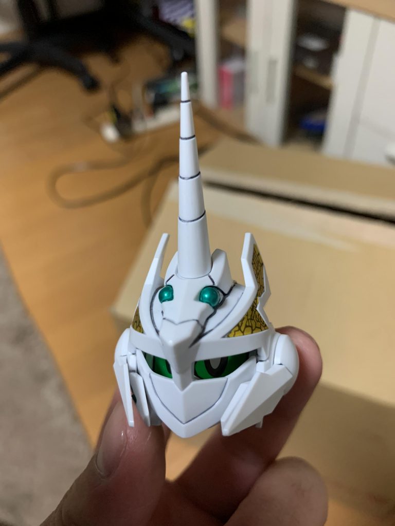 ユニコーンの目はメタリックグリーンで塗装しました。直接マーカーでいったらはみ出しまくったので急遽筆で塗りましたが思ってる以上に上手く出来ました