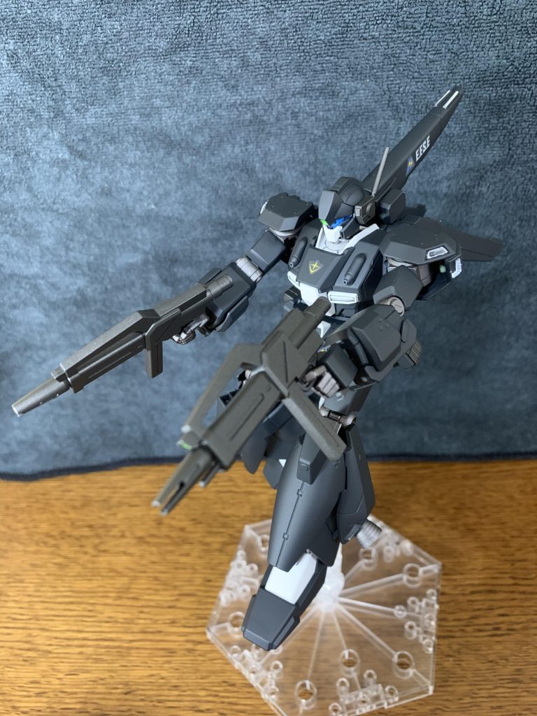 両肩のミサイルポッドは、基部を少し緩めにしておいたので、塗膜の傷を気にせず取り外し可能に。