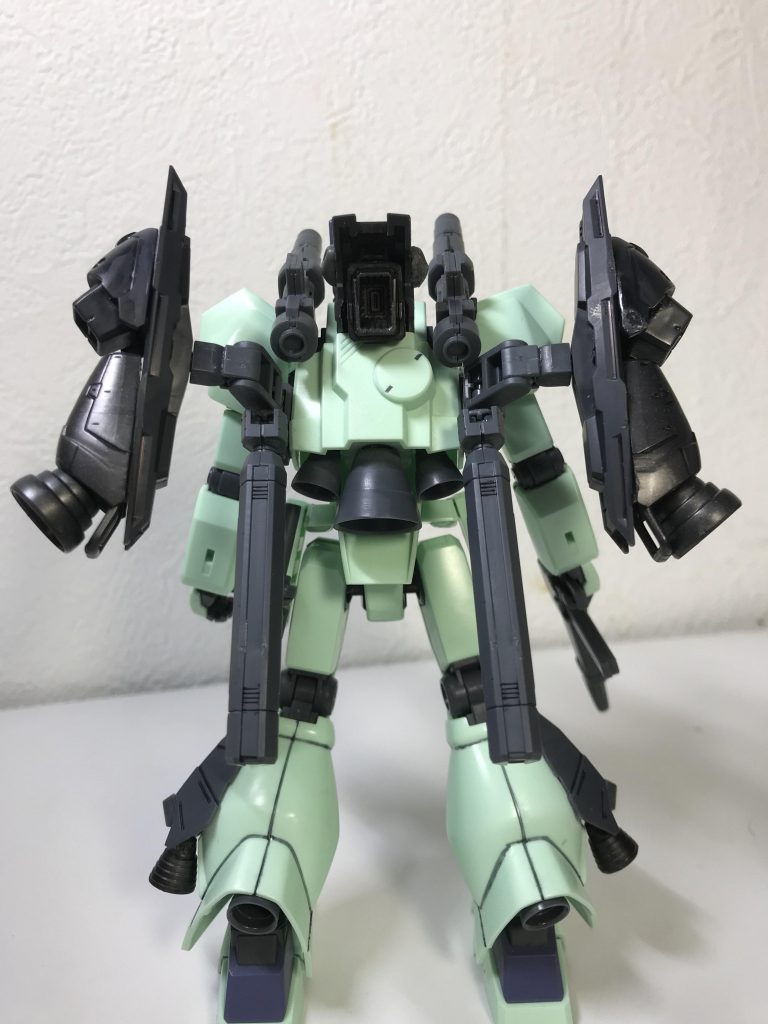 リアビューです。ユニバーサルブースターユニットはバックパックから伸びるフレキシブルアームと繋がっており、フレキシブルに稼働し、複雑な機動を行うことが出来ます