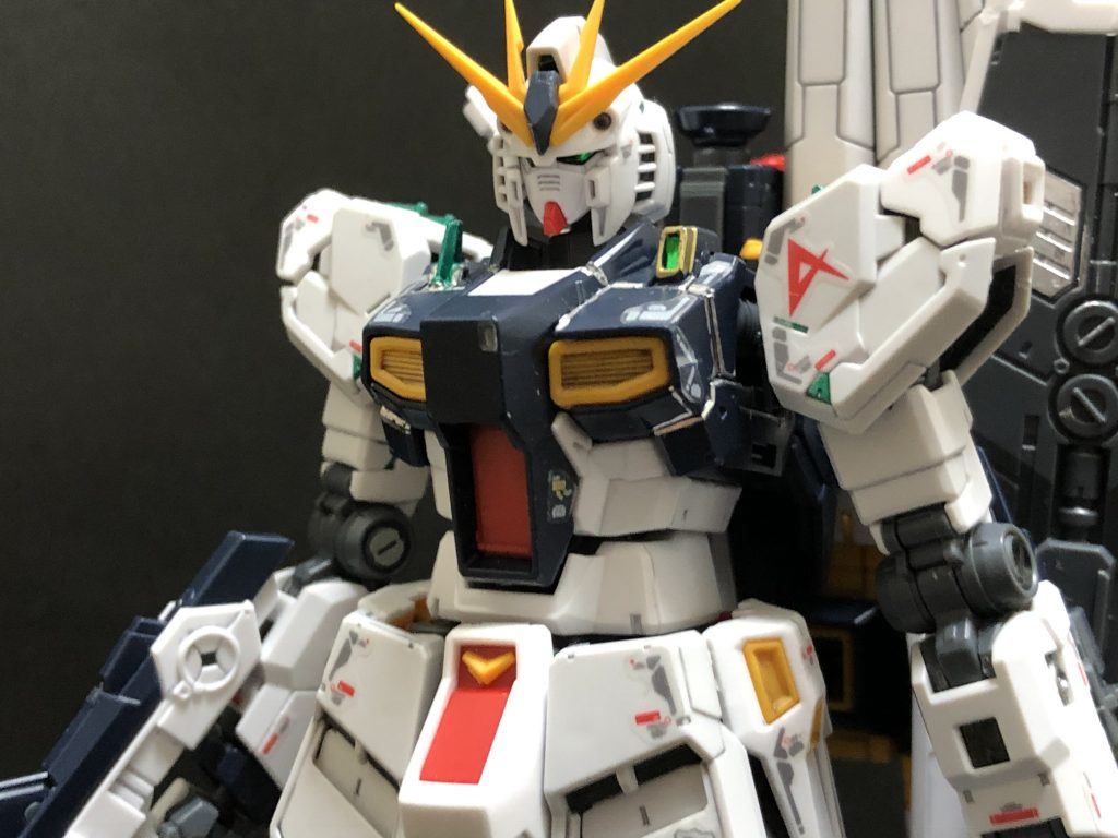 装甲が分割している縁をガンダムマーカーのシャインシルバーで塗装しました