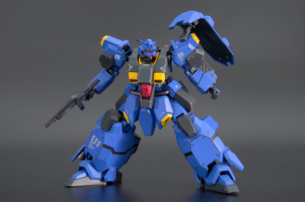 今回はリベットモールドにチャレンジしてみました。ピンバイスで穴をあけるだけなのでお手軽ですね。やりすぎ注意。後ハメ加工も初めて。腿と左腕部の合わせ目消しで試してみました。腰のボールジョイントがゆるゆるだったのでマスキングテープを巻いて膨らましました。手抜きですね(^^;)汚しはリアルタッチマーカーのブラックを明るいパーツのエッジ部分に当てた後、タミヤのクロームシルバーでドライブラシを全体にかけました。あまり汚しすぎないのが好みです。