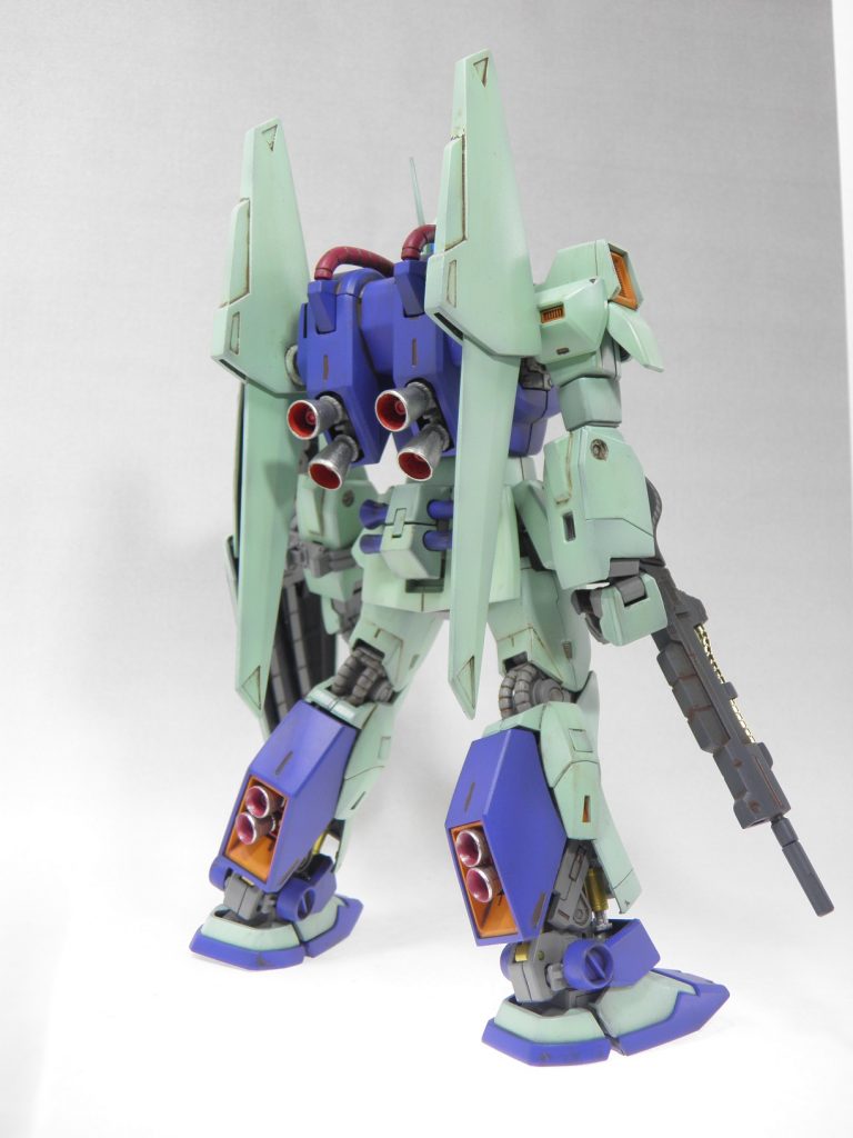 いかにも「高機動なのですよ」をアピールするバーニアノズルたち。