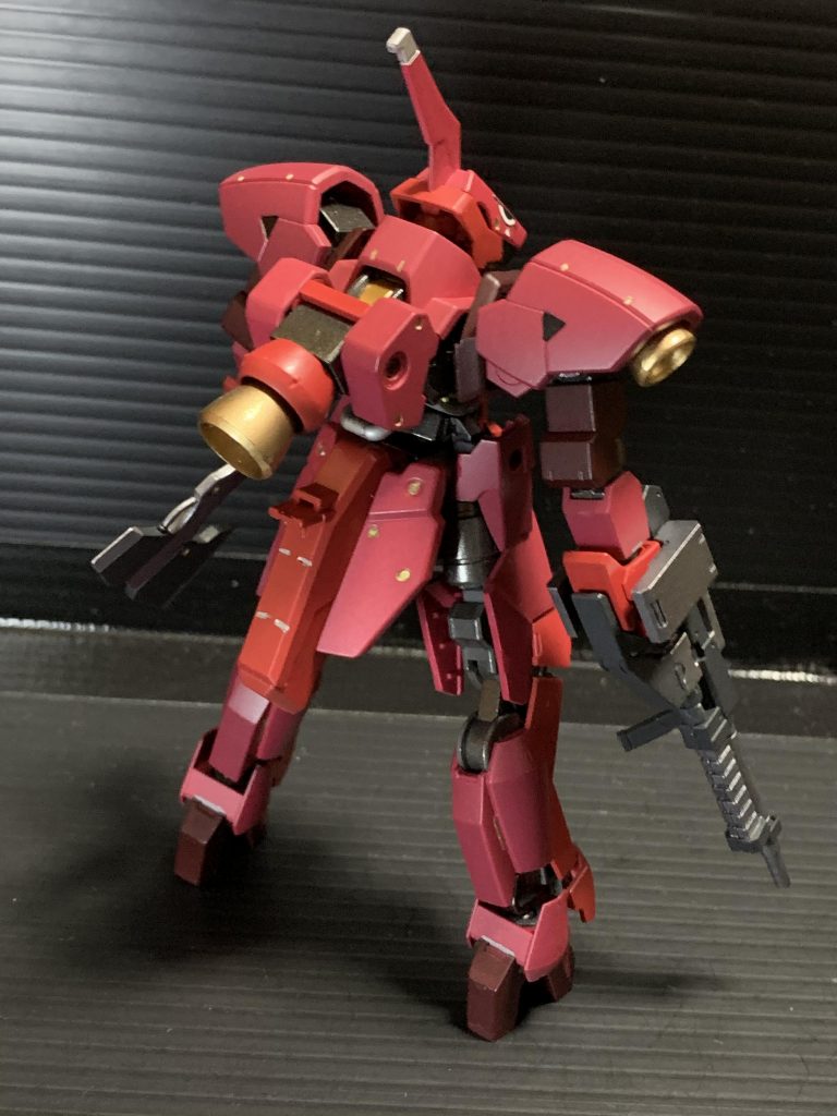 配色はグレイズやグレイズ改に合わせてあります。
頭部ノーズアートはシールから切り出しています。