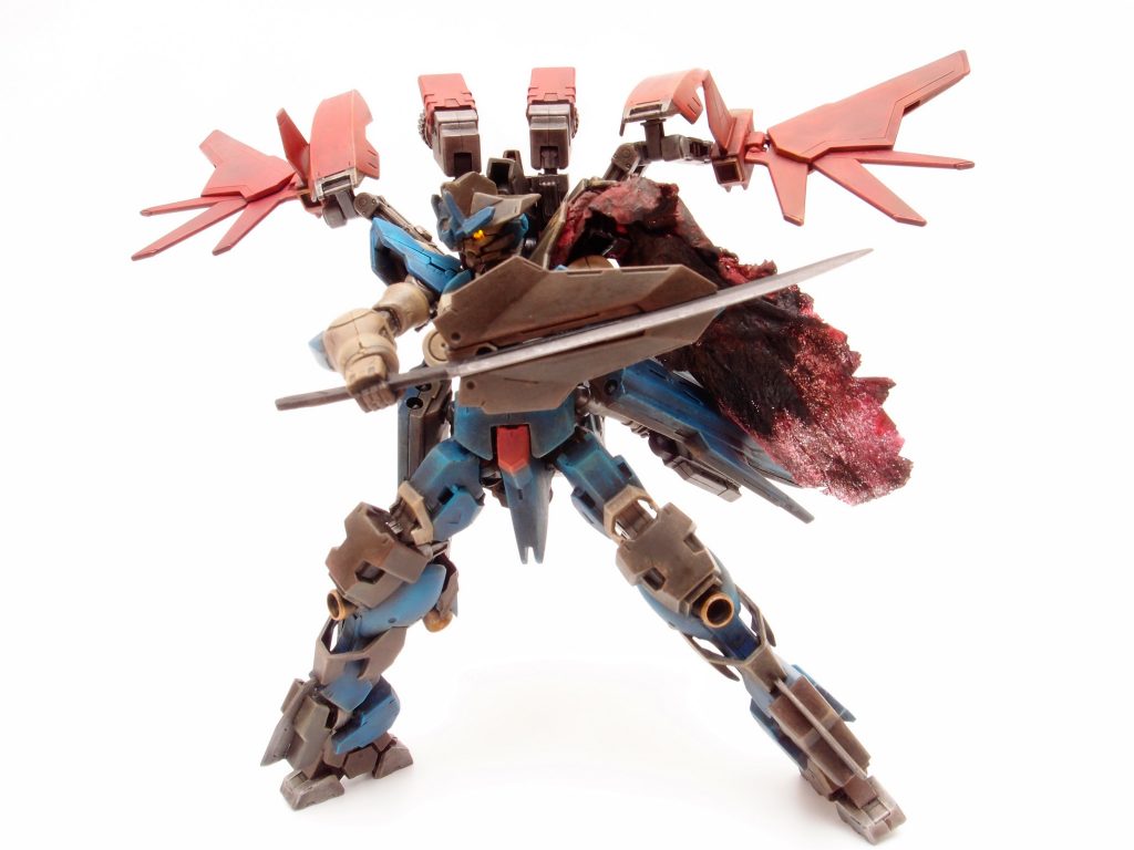 翼状にスラスターを展開。飛行はできず短距離滑空程度が限界だが加速閃刃のリーチを爆発的に伸ばし、フレーム負荷も低減した。