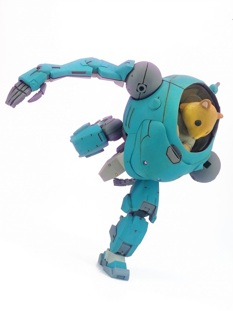 フレーバー的な設定

Stride Donkey-二足、または多足の作動肢によって移動する歩行型乗用機の総称。
山岳や森林をはじめとする不整地での作業用機械として生まれた歩く車であり
最高時速は直線の舗装路でも80ｋｍ程度と車両であれば人力で到達可能なほど遅いこの機械が今やモータースポーツの花形となったのはその手足による機動の柔軟さに故がある。
登場当初は脚の生えたトラクター、あるいは驢馬の代用品に過ぎなかったこの機械はＦＲＰをはじめとする非金属素材の多用による軽量化、エンジンの高出力化による瞬発力の獲得によりその脚で飛び跳ね、その腕で自身を振り回す機械仕掛けのアスリートへと進化した。

レースはサーキット（舗装路での走行戦。公道レースを含む）アスレチクス（舗装路での障害物戦）オールテレイン（非舗装路全般戦）ワイルド（自然環境戦）
の4カテゴリがありマックロヴァは高い操作追従性と手頃な価格でアマチュアレーサーに人気の機種。

画像の機体もアマチュアレーサーの機体で主に公道レースからアスレチクスの公式競技に参加。非舗装路は趣味程度。