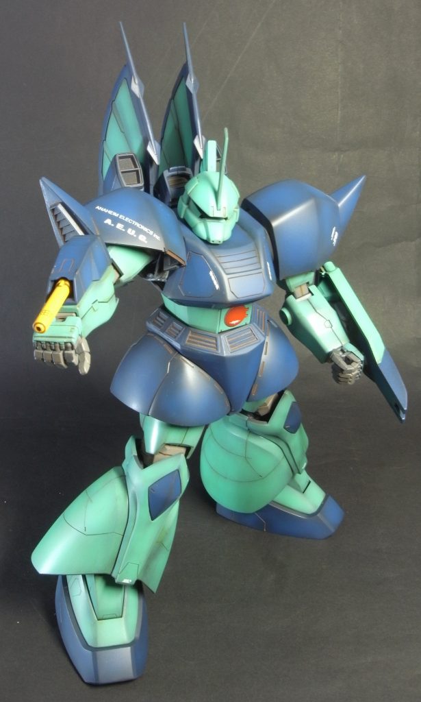 右腕部ジェネレータはビームサーベル基部に変更。