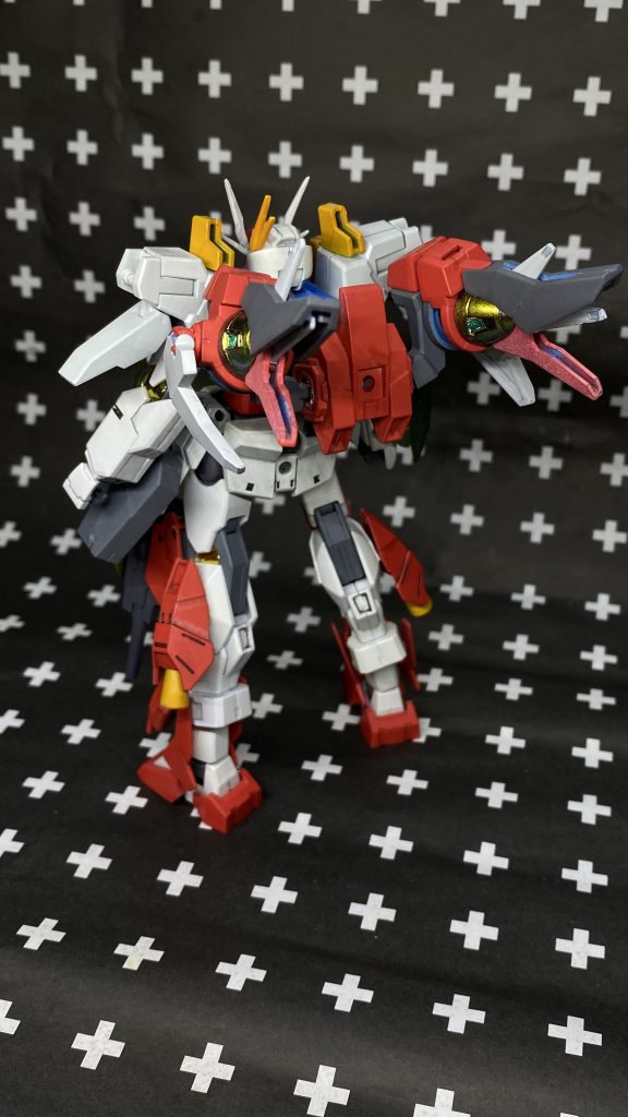 正面と後面。
基本はケルディムサーガをベースに脚部にはダブルオースカイのパーツと30mmのパーツを配置。
足はダブルオースカイのものに差し替えてます。
右腕部のみ自分の妄想設定によりビルドストライクに変更。
肩部にはジャンクパーツを配置してます。
胸部はノーマルケルディムのものを中央で分割してダブルオースカイの同位置のパーツを配置。
さらにジャンクパーツを追加アーマーとして接着しました。
アンテナはジャンクのものを使って2本アンテナに。
バックパックはダブルオースカイのものを丸々拝借して接着してます。