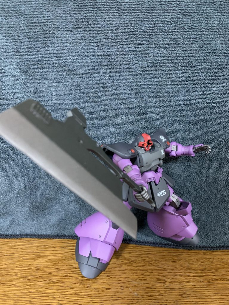 塗装時に可動部を保護しなかった為、関節が少し硬くなりましたが、重い武器も片手保持出来る嬉しい誤算。
股下に穴を開けるのを忘れて、アクションベースが使えず地べた撮影。