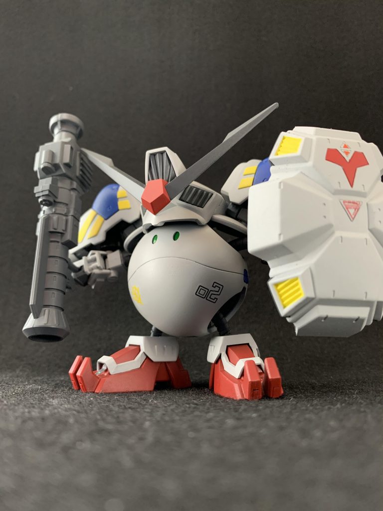 ビームサーベル、アトミックバズーカ、シールドなどの武装を付けたら、こんな感じです。腕や足、頭部ヘルメットの接続部分は改造して違和感なくくっ付くようにしています。シールドやアトミックバズーカも、そのままでは上手に持てなかったので、地味に弄っています。ただ、アトミックバズーカは持つのが精一杯で、構える事が出来ません。。。 無念。