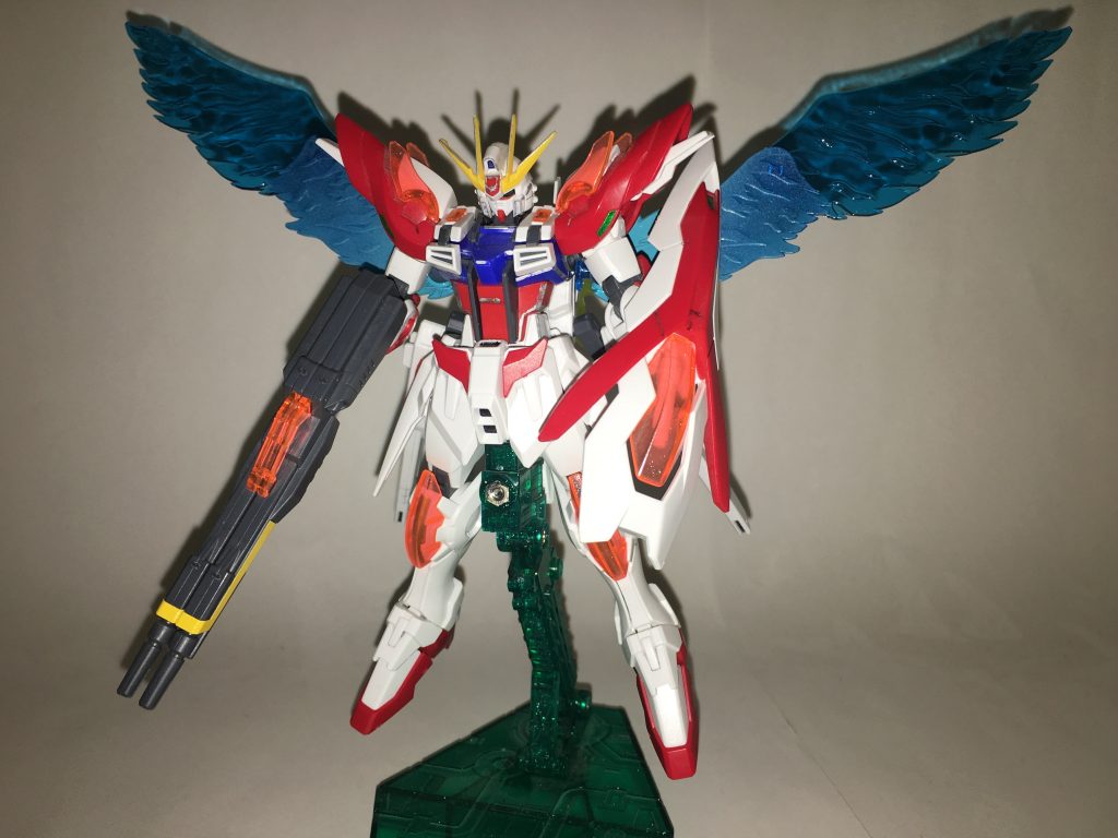 レシピ。頭部と胴体はビルドストライクガンダム。両手と両足はウイングガンダムゼロ炎、背部はユニバースブースターのものが採用されている。