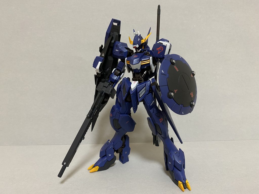 バルバトスやグシオンとは違い左右非対称なのが特徴です。