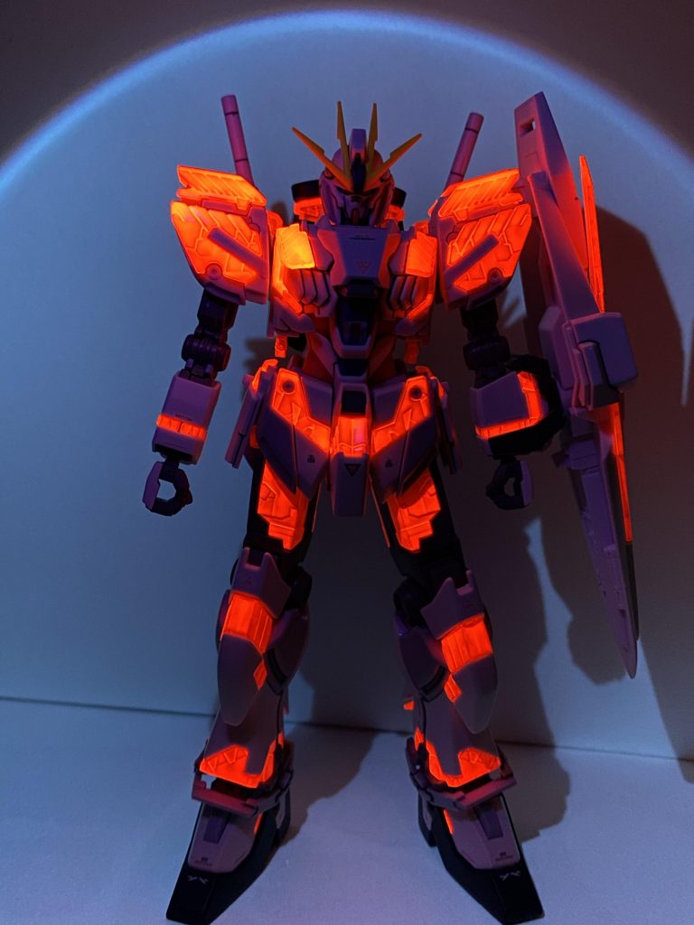 クリアパーツには更に蛍光塗料を吹いています！

こちらは無色透明なので普段は全く気になりませんが、ブラックライトを当てると光るというものです。
重ね塗りしないと馴染んでくれないので、ブラックライト当てながらの塗装は中々大変でした笑