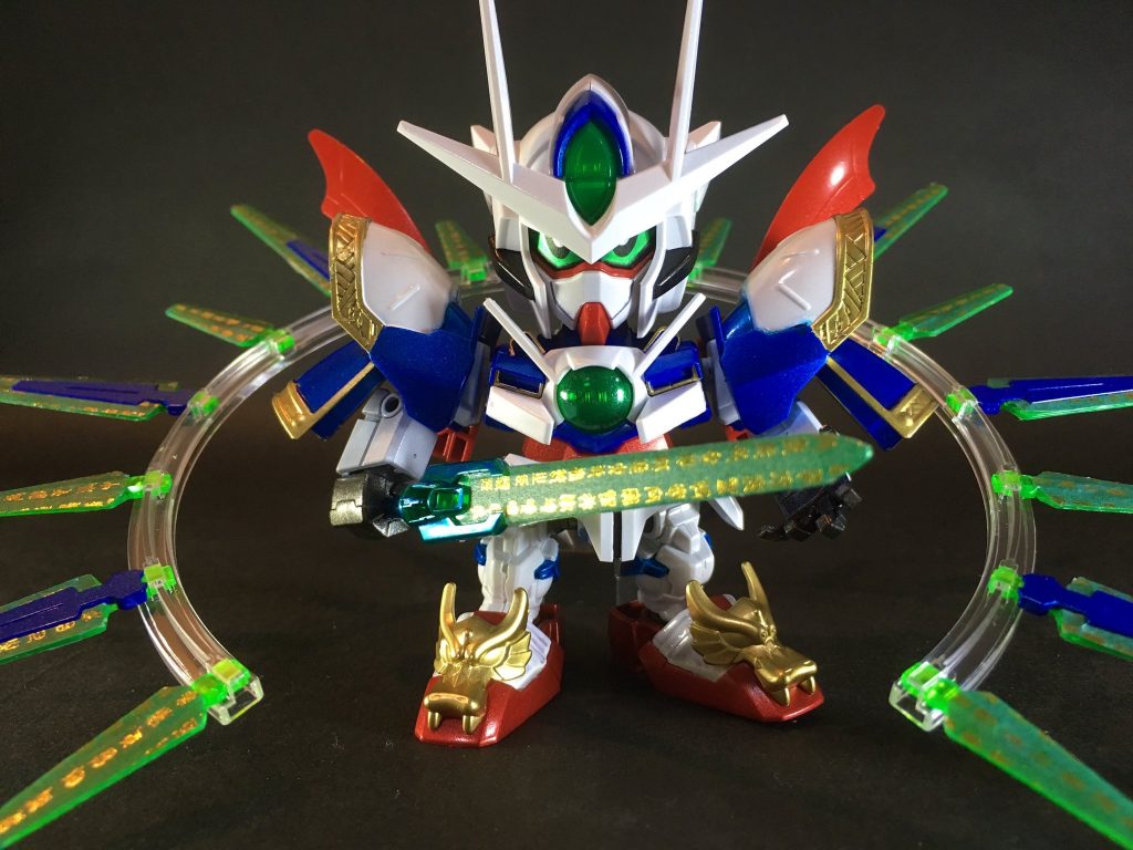 また一説によるとその聖人君子的イメージとは裏腹に、理想を説きつつも極めて現実的な政治家であり、民を守る軍事力の強大さも重視したと伝わります。
井上靖先生の小説『孔子』でも、諸事百版に有能な文官たる孔子は弟子曰く「もし軍隊を率いても一流の将軍になる」と評された場面が印象的でした。
今回はそうした背景から、三国伝における水鏡先生ガンタンクや慮植ジムキャノンのような老師モチーフは避け、ダブルオークアンタの凛々しさそのままに若き日の孔子の精悍さをイメージさせて頂きました。
劇中で最強クラスの戦闘力を備えながら武力制圧でなく対話による協調を目指したダブルオークアンタの強さと、前述の孔子将軍像に通じるところを感じて演者設定と致しております。
GNソードビットに冠した論語・礼記の名は、共に儒学の聖典に因んでいます。