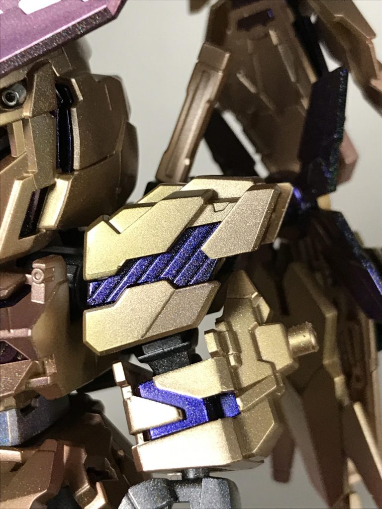 全体的にガイア・メタリックプリズムホログラムを吹いて、粒子感を出しています。