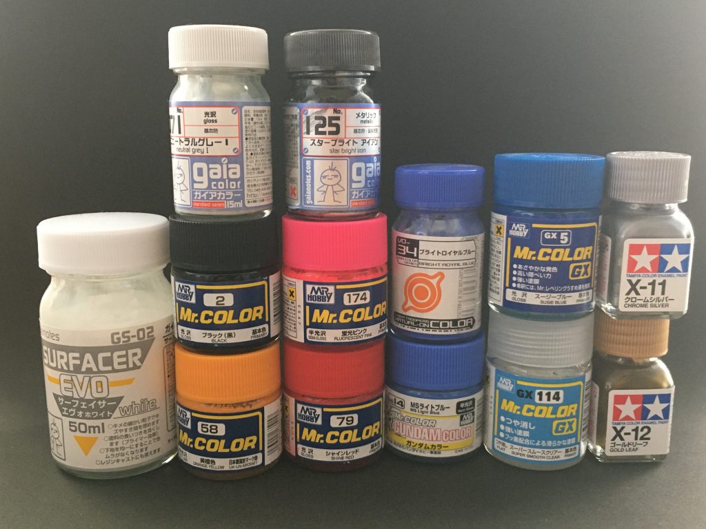 使った塗料はこれ+Ex-シルバーです
白1→Ex-ホワイト
白2→ニュートラルグレーⅠ
青1→ブライトロイヤルブルー+スージーブルー (約1:1)
青2→MSライトブルー
水色→青1+Ex-ホワイト
赤→シャインレッド
黄→橙黄色
黒→ブラック
関節→スターブライトアイアン
サーベル→蛍光ピンク+Ex-ホワイト
つや消し→スーパースムースクリアー
塗り分け→クロームシルバー、ゴールドリーフ