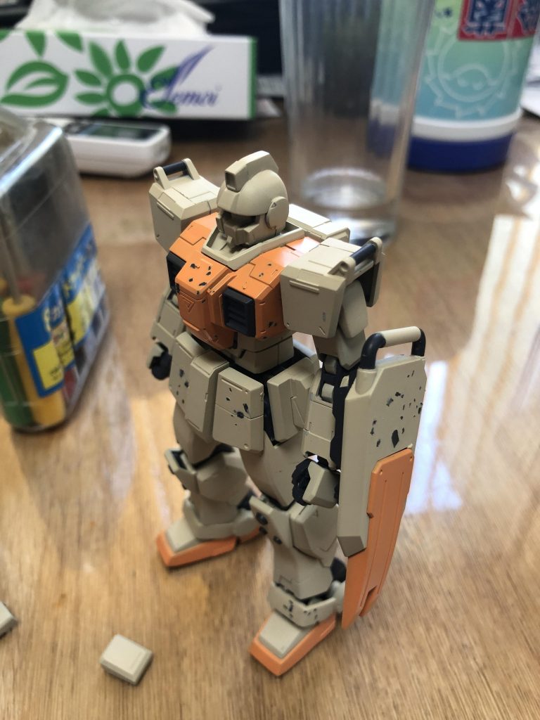 着弾による塗装の痛みは、ベースを塗装する時点で付けてあります。塗装に合う様に、後で弾痕を削ったり引っ掻いたり。