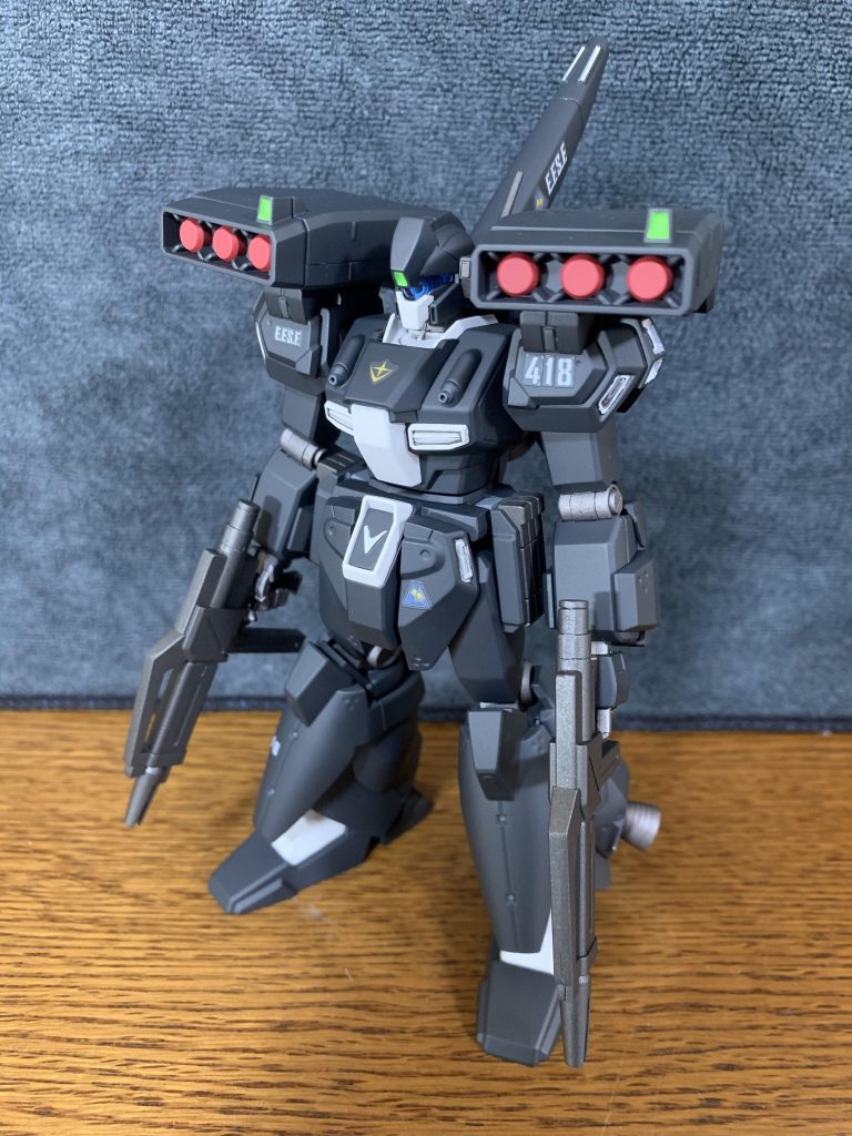 HGUCスタークジェガン自体が元々カッコいいキットでしたが、カラーリング変更でより特務仕様っぽさが上がった気が。
肩のミサイルポッドのせいで可動が死んでるのがネックですね。