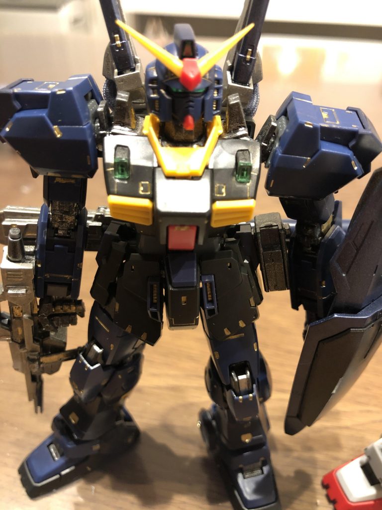 ガンダムマーカーゴールドにて墨入れしました。