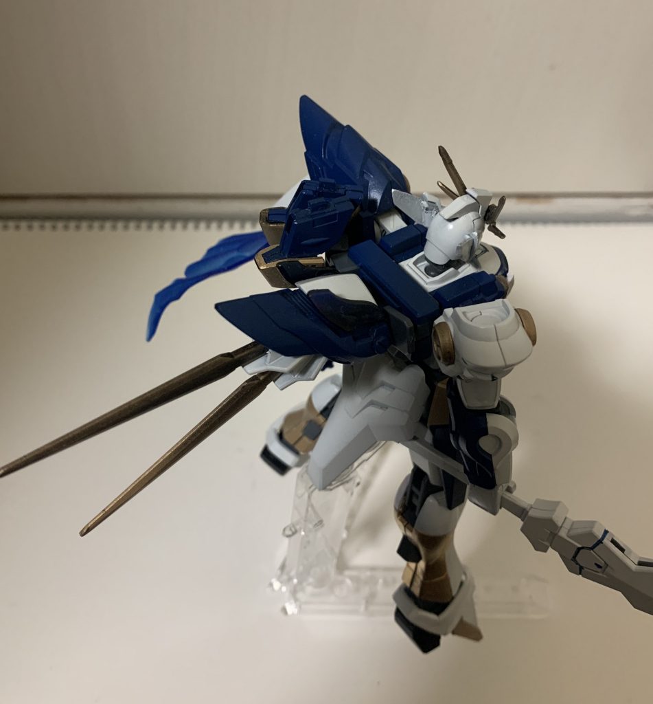 また、バックパック右部分には、プラフスキー粒子を充填するシステムが備わっており、動力部の胴体と直結させることで一定時間の間、高出力で戦闘することができる《ペンドラゴンシステム》が設定されています。