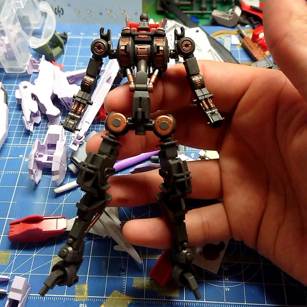 素組みのままだとどうしても胴体が短いように感じたのでフレームを約2㎜延長し、部分塗装もしました。