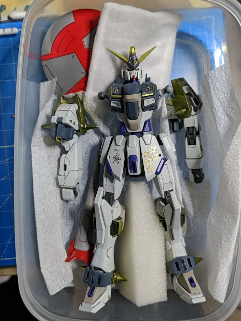 トップコート前の状態。
フロントアーマーのデカール等の段差消しをしてからトップコートしました。