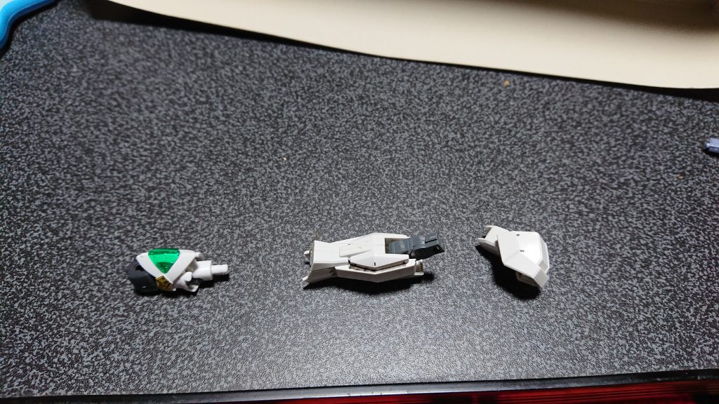 何の足かわかりません
手首と手はLBBの騎士ユニコーンから
肩アーマーは多分AGE1
塗装しようかと思いましたが何かこのままでもイケてたのでそのままです。