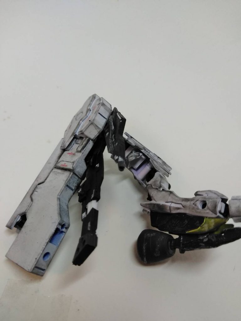 左腕は変化無しで
アスタロトリナシメントのサブアームを
移植して付けています真ん中のは銃で
さっきのマガジンを付けれます折り畳み式です
