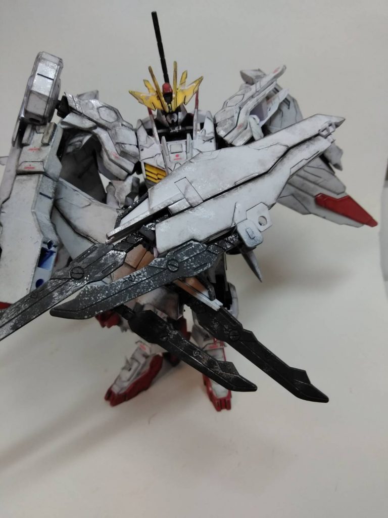 本来腰に付いていた物ですが、サブアームの剣を持ってきて無理やり二本着けました。盾用の穴とぴったりだったので