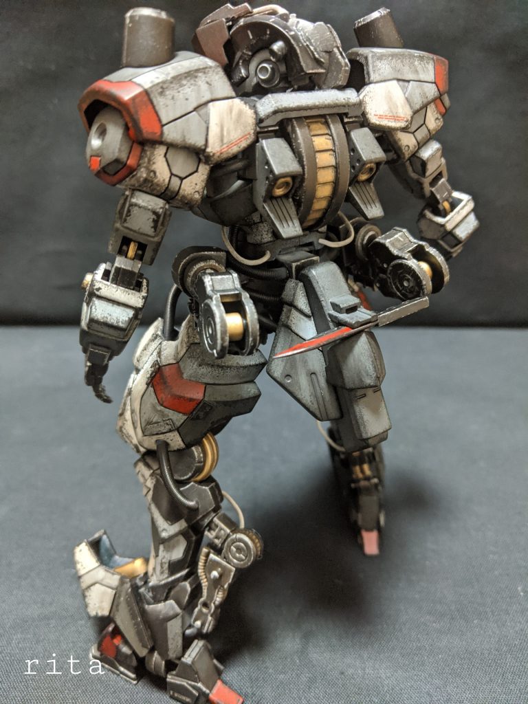 バックショットです。
足周りのスジボリに力をいれました。