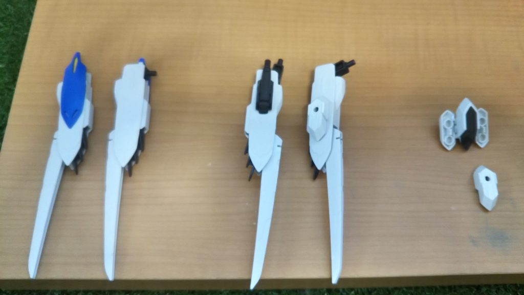 バエルの青いパーツを外していらない軸を切って機関砲を取り付けました裏はバルバトスのバックパックの物を着けました（一番右側のやつ）