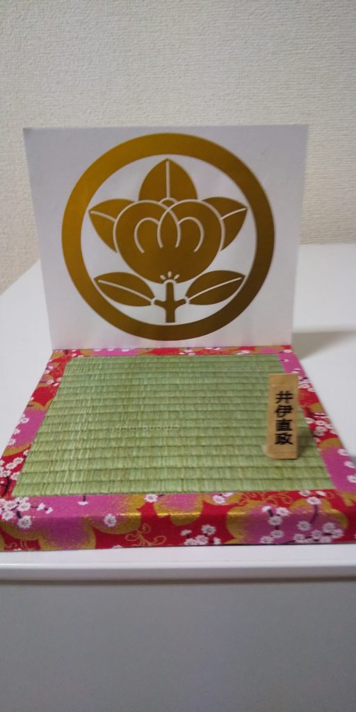 台座は100均の木製フレームに印刷した畳模様です 縁は布テープです