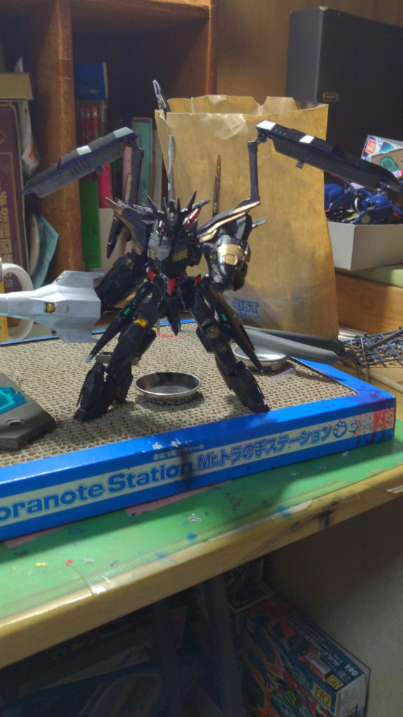 背中のサブアームには、ダインスレイブ機能が搭載！！プルーマに近づきさせないために全方位防御可能になっている