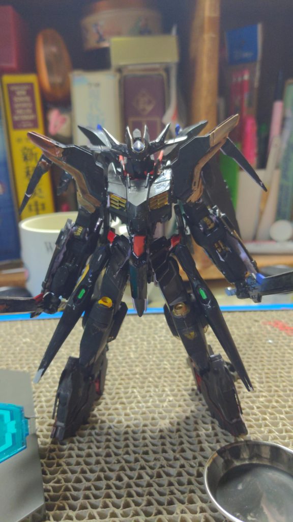 大太刀装備!主武装はマルコシアスと同じ大太刀になっている基本戦術はヒット＆フェイの高速近接戦闘である背中のバラキエルウイングには、バエルと同じレールガンが装備されている！！これはバラキエル唯一の射撃武装である！なおマルコシアスにあったサブアームは、全てオミットされている！