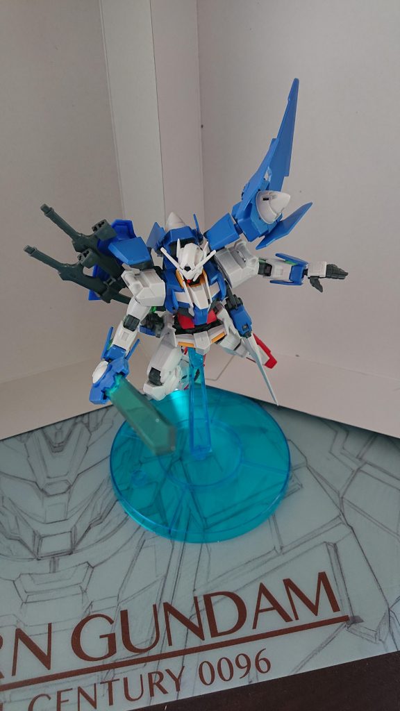 GNセイバーを構えた所コトブキヤメガスラッシュエッジの刃のパーツが綺麗に収まって気に入ってます