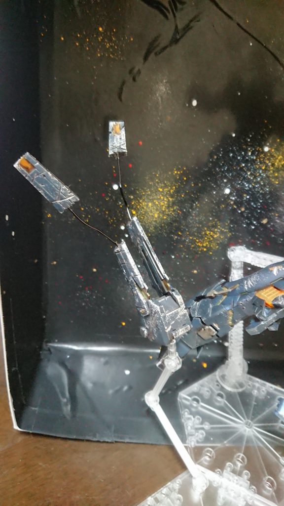 バンシィの武器の１つを破壊して放棄したイメージ。真鍮線でつなぎ、黒く色づけして背景の宇宙に溶け込ませてみました。