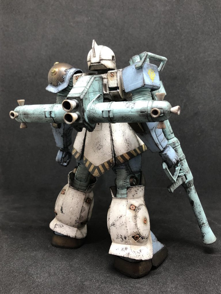 全身を筆塗り塗装した後、スミ入れ、焼鉄色のスポンジチッピング、ウェザリングマスターにて仕上げています。