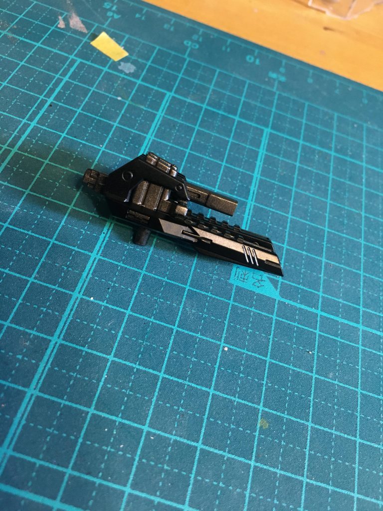 腕部のやつです。ブルーDの時はブレイドガンというか名前ですがこの機体の場合どうするべきですかね。サーベルガンとでも名付けておきましょう。特に大きな加工ではありませんがまず肉抜きをパテで埋めてMGのユニコーンのビームサーベルを接着して真鍮線で固定してます。