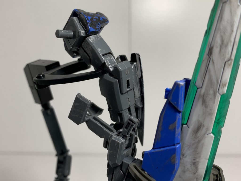 次は武装追加に伴う右腕のジョイント増設。と言ってもカッターで削って穴を開けただけです。GNソードIIIもシールドに干渉する部分はカット&ヤスリがけ。