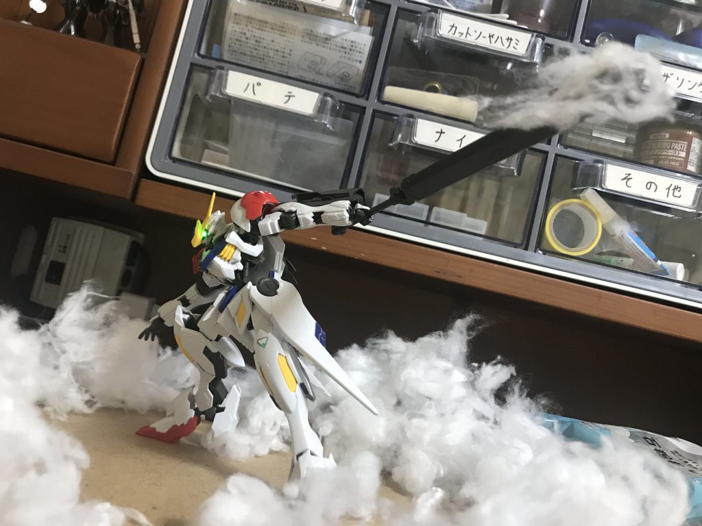 最初のイメージはこんな感じです。
HGサイズであの”叩きつける”ポーズを作るのにはとても苦労しました(^^;
あくまでシンプルに再現なので、派手にやりすぎても違和感がありますし…かと言って抑えめだと迫力にかけてしまう😖