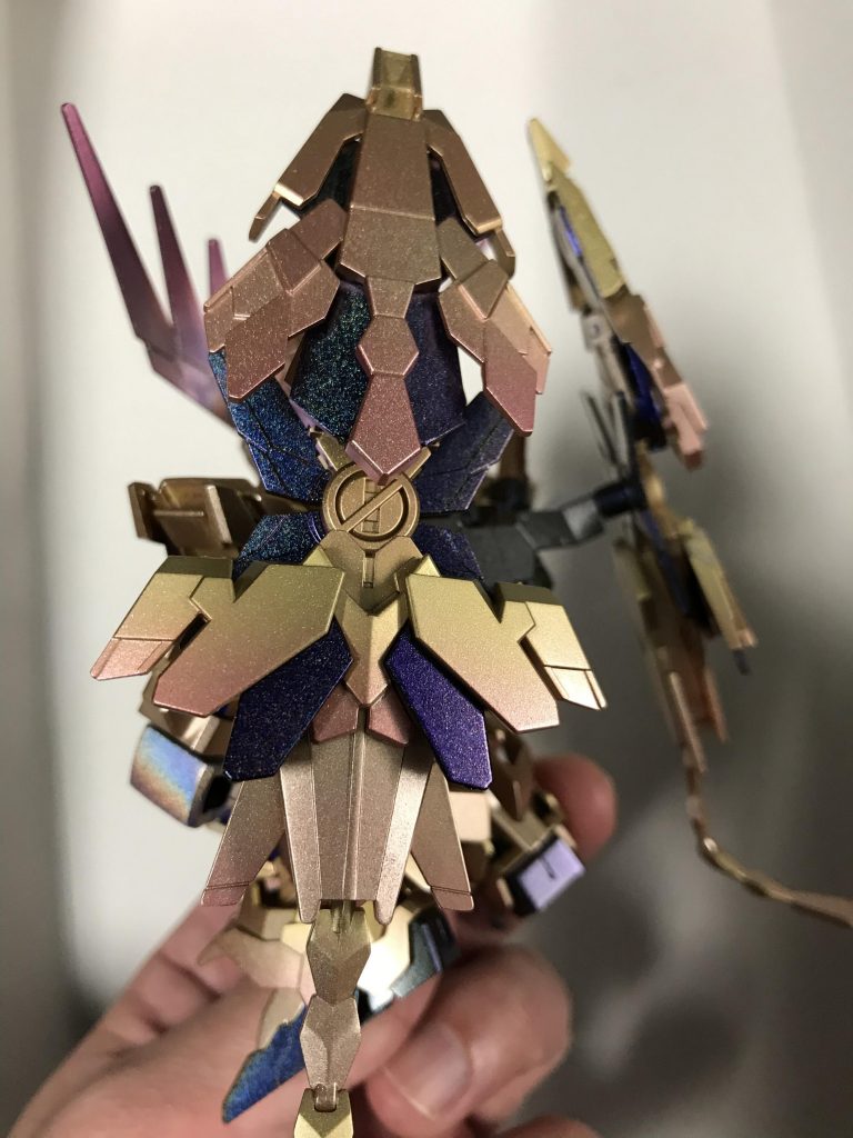 偏光色を使っているので、角度変えると色味が変わります。写真撮影は難しい!