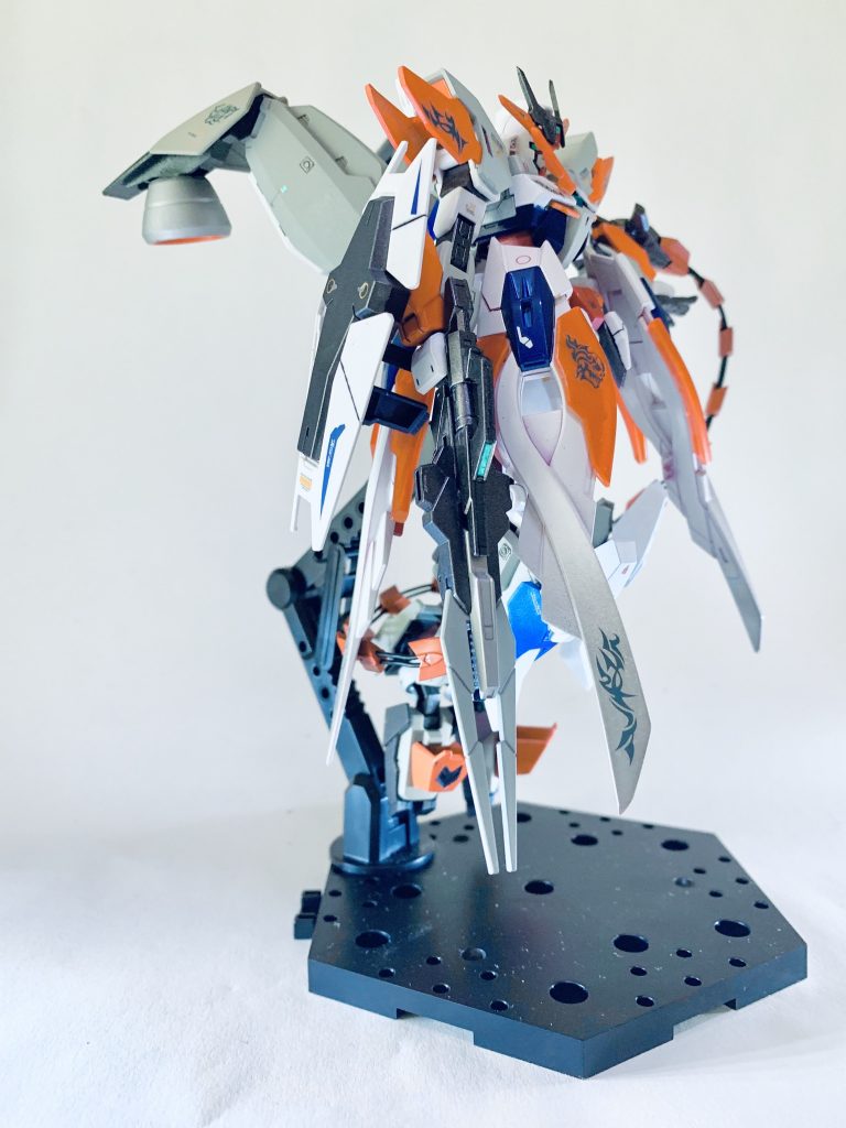 両サイドの腰パーツはゼロ炎の羽を使用。
騎士の様なイメージを出してみました。
というか、以前に使ったものを再利用w