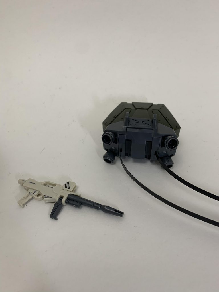 ビームライフルもパラシュートも付いてる
こちらはただの素組みです。