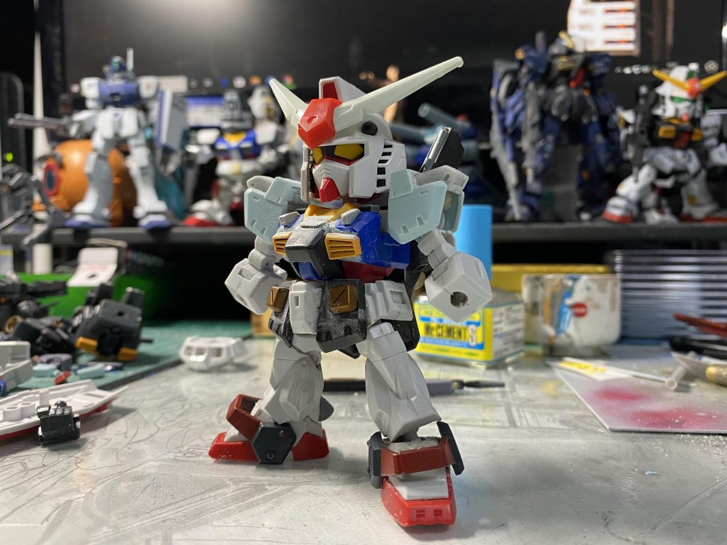 SDガンダムをベースに。
アンテナは、SDガンダムGP01。
肩、腰は、HGジムカスタム。
バックパック、胸ダクト、コクピットは、HGガンダムmk2から。
ビームライフルは、SDガンダムから。
シールドは、HGガンダムGP01から。
全てジャンク有効活用!