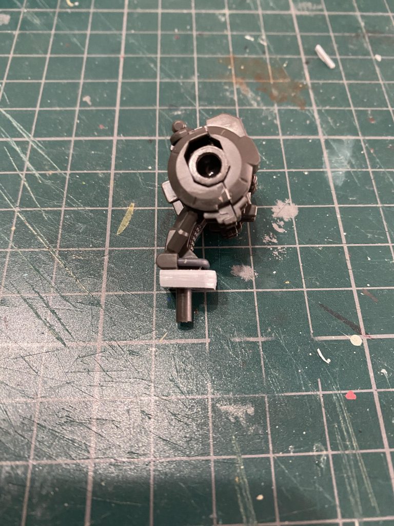 腰はプラ板で3ミリ延長
シリンダー裏の肉抜きにはフック状のパーツを刺しておきました