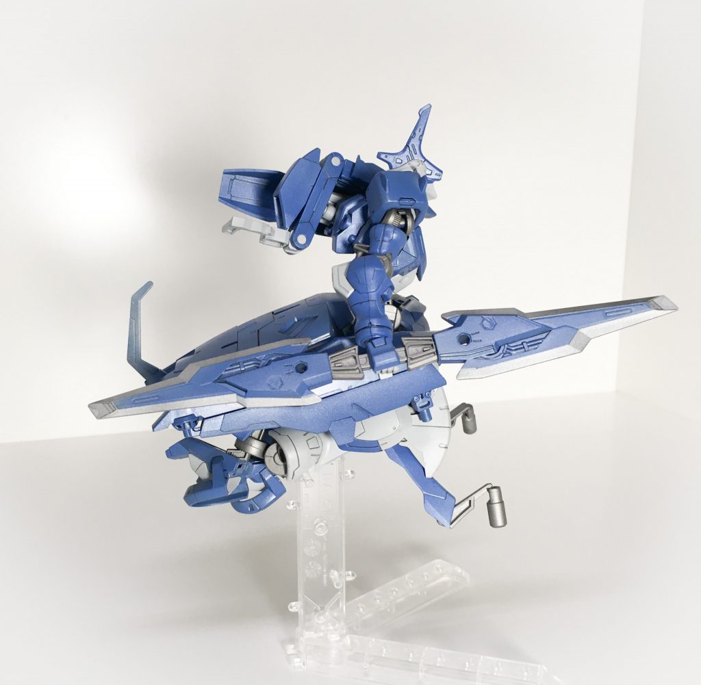 機雷

リアスカートのスリット内に格納される機雷。 
炸薬、スモーク、ナパームといった種類の装薬を用途に応じて選択でき、拠点制圧、対モビルワーカー戦、撹乱用弾幕などに使用される。