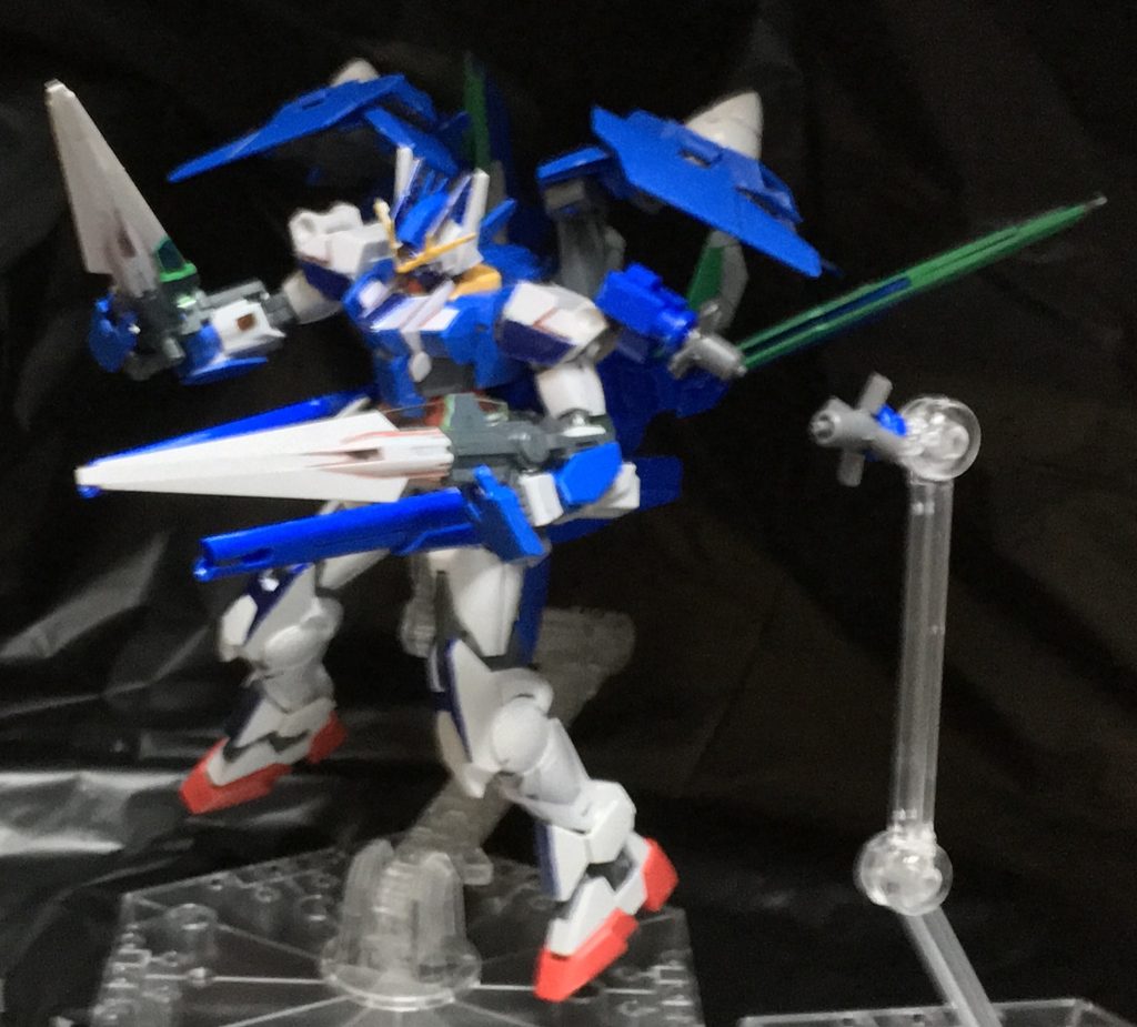 ビットは2機を左肩に装備。写真は1機射出した状態。
バックパックのキャノン砲とビットにより遠距離攻撃が可能。