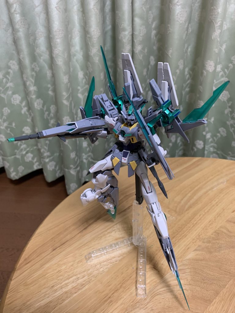 まず、通常形態です。シールドを脚部に付け、エクシアの余剰パーツを追加、塗装しています。