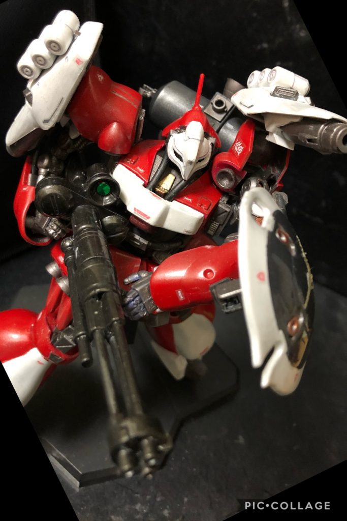 クェス「ギュネイ、宜しくね〜。」ギュネイ「ああ。なあ、知っているか？大佐は欲求不満のはけ口を、戦争に向けてるだけなんだ。」クェス 「何それ？」ギュネイ「そうだろ？大佐みたいなのが頭に来ると、コロニー潰しなんかやるんだよ。そんな時に、大佐を止める力がいるだよ。だから俺はニュータイプに強化してもらったんだ。両親はコロニー潰しでやられちまったからな。」クェス 「ふーん、エスパーになりたいんだ？」ギュネイ 「は？イヤそんな事言ってないけど？ニュータイプだけど？だけど、ニュータイプ研究所の強化じゃ、クェスみたいにはなれないってわかったよ。だから俺、クェスと付き合ってクェスを研究させてもらう。」クェス 「ははあ、わかった！あんた私と付き合いたいって事なんでしょ？」ギュネイ「え！？イヤそのそうゆう訳じゃなくて、えーっとあの、その....。」クェス「だって自分の事、やたら売り込んでくるじゃない。なに赤くなってんの、やーね。」ギュネイ「....なあ、歳は近い方がいいだろ？」クェス 「あ〜、わかった！あんた、あたしが大佐好きだからやきもち妬いてんだ〜っ！」ギュネイ 「え！？違うって！ホラ、大佐って、ロリコンでマザコンでシスコンだって噂だし、ララァ・スンとか言ってる寝言を聞いたって噂は有名だし、何かとホラ心配だからさあ。」クェス「アハハハハ…ひがんでる！そんな事を言うから若い男は嫌いなんだ。」oyz「アオハル話はそこまでにしときな〜。そろそろ戦闘中域に入るよ。気合い入れなよ。」ギュネイ「...なあクェス、お前は俺が守ってやる！何があってもな。」クェス「....あんた、それフラグじゃん。」